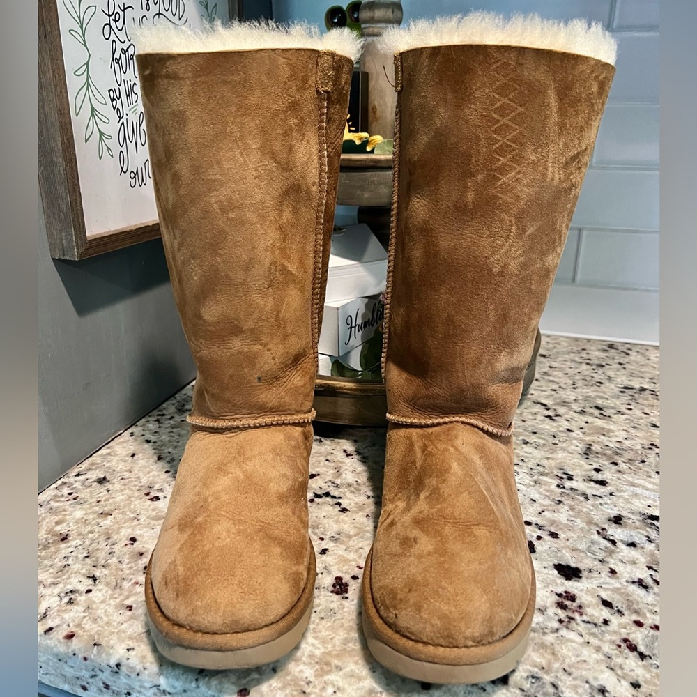 UGGS - Women’s Bailey Bow, size 8